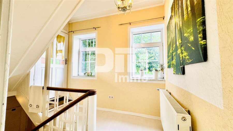 Sanierter Wohntraum mit Garten / Terrasse und 2 Garagen + vielen Extras - OG / DG Treppenaufgang / Zugang Balkon